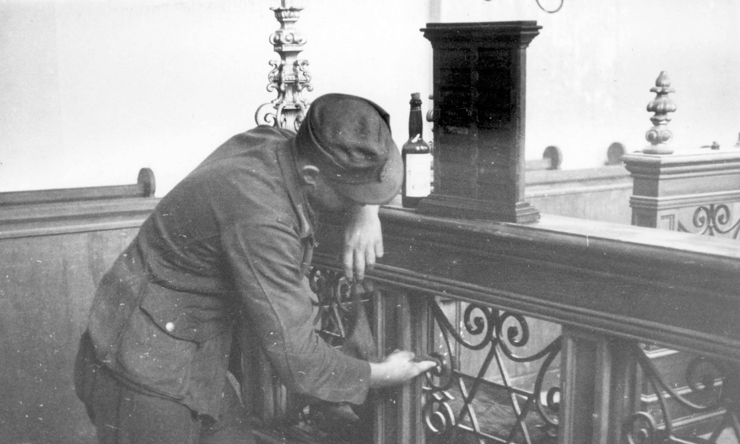 De Joodse Brigade laat Duitse krijgsgevangene de synagoge in Delft schoonmaken. Beeld: Yad Vashem, 4620/2729