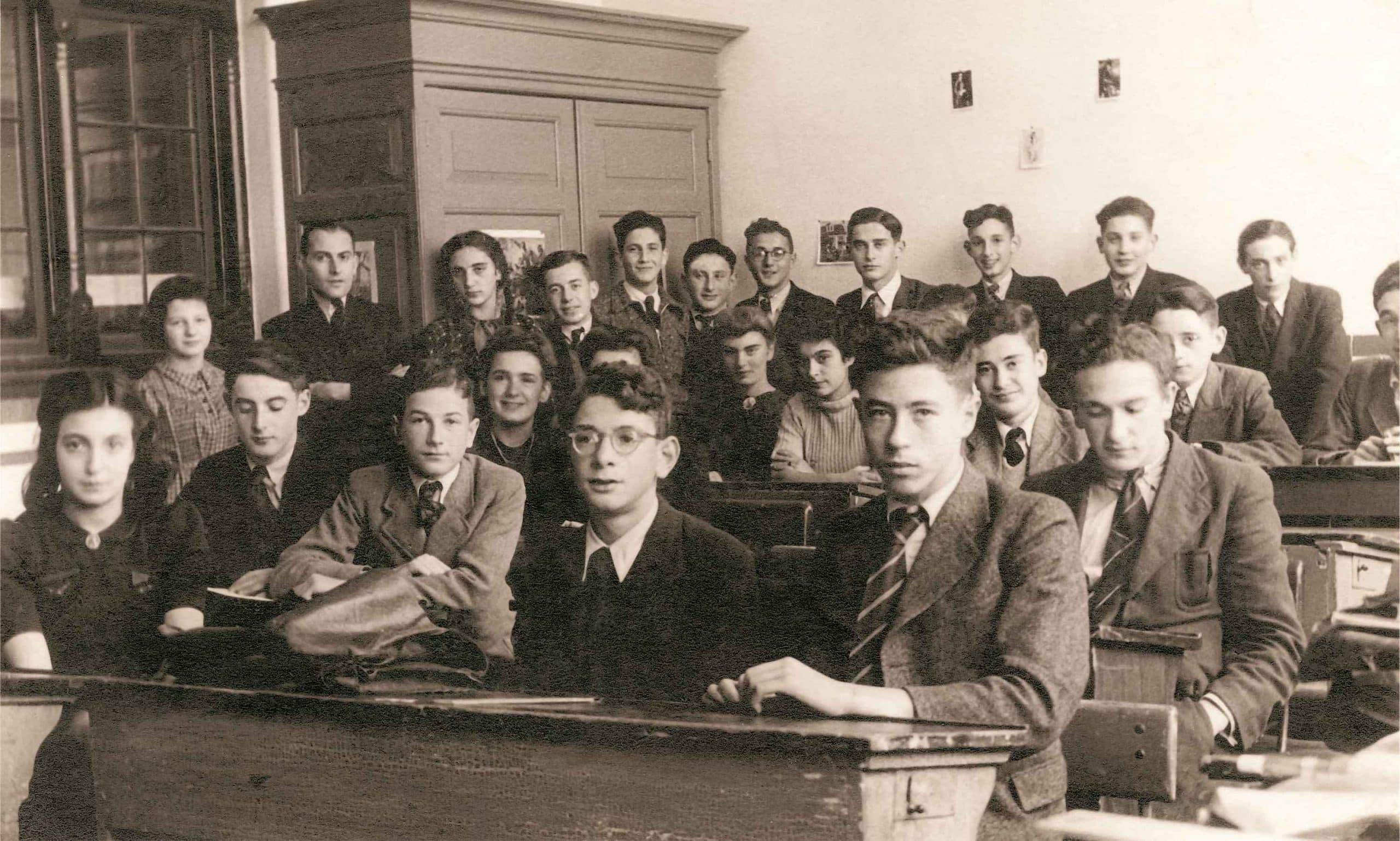 Klassenfoto van de derde klas hbs van het Joods Lyceum, Rotterdam, 1942. De foto komt uit de nalatenschap van Simon Hornman. Beeld: Het vergeten lyceum.Carry zit in het midden met donker truitje, rechtsachter de jongen met de bril. Rechts naast haar zit Clara Haagman, rechts vooraan zit Samuel Bosman, de broer van Tilly Bosman, Bernard Maarssen zit achter Carry, naast jongen met bril