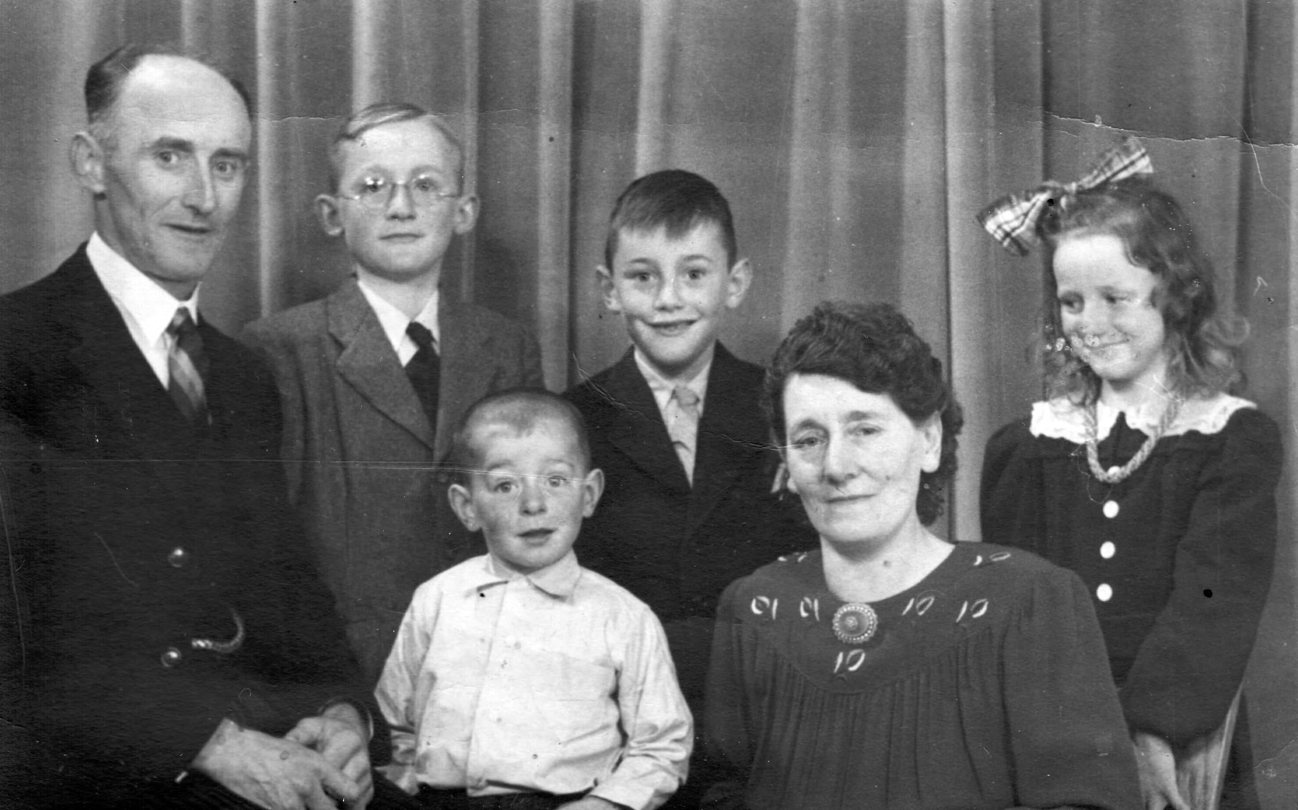 De familie Heldens. Vlnr: Jacobus, Jan, Frans, Leo, Allegonda (Goen) en Truus. Beeld: Historisch Archief Aijen Rachel