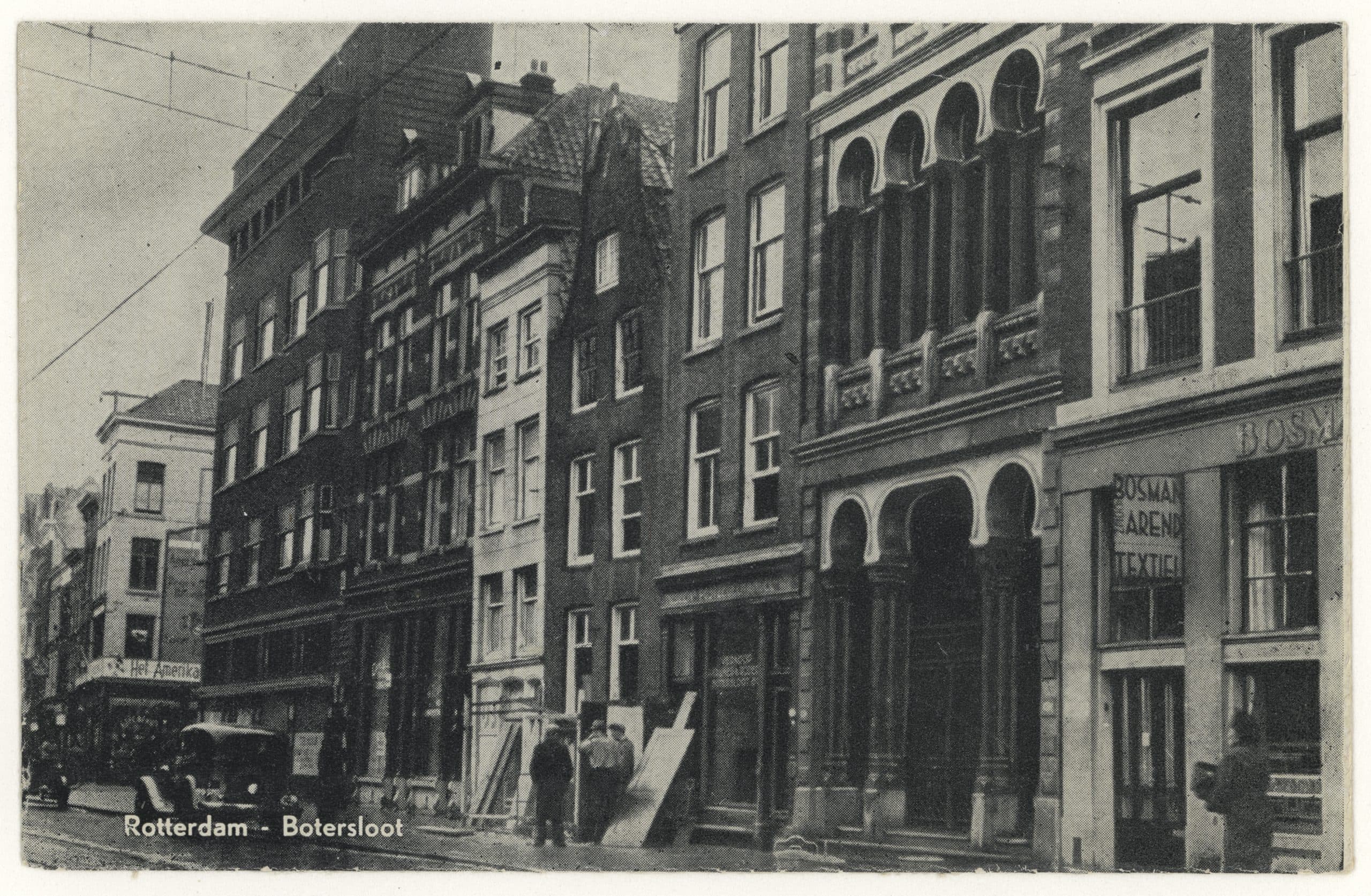 Gezicht op de Botersloot. Helemaal rechts: Bosman & Den Arend, direct daarnaast de synagoge. 1937. Stadsarchief Rotterdam.