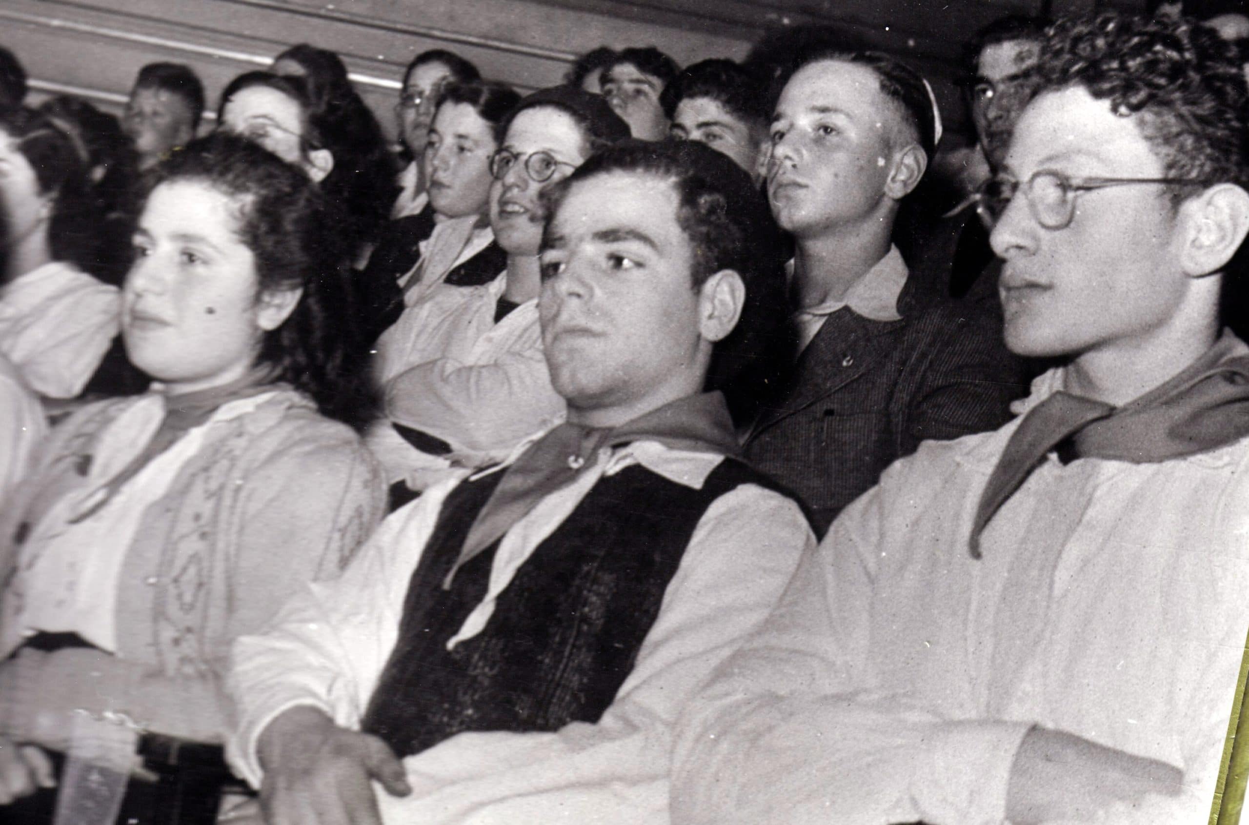 Pinchas tijdens de bijeenkomst van de NZB in het Concertgebouw, 2 december 1947. Links van Pinchas zit Nannie Gokkes en rechts zit Eli Cohen. Beiden waren van de hachsjara. Beeld: De Arbeiderspers Fotodienst, DMG Media