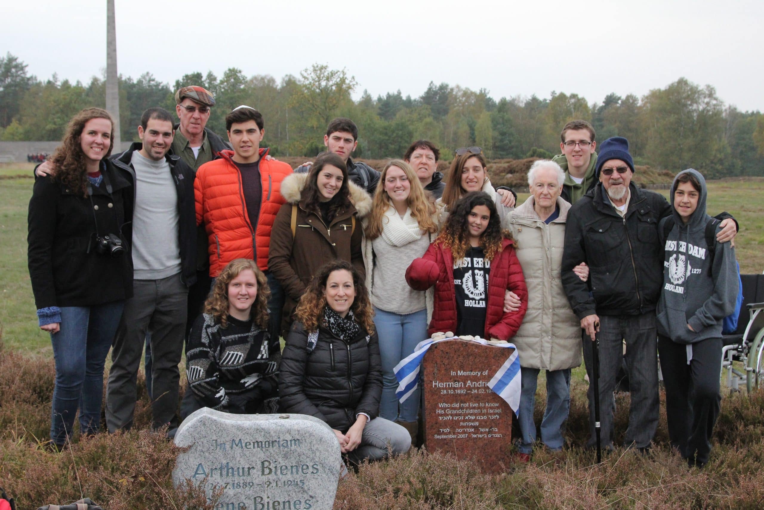 In Bergen-Belsen bij het monument ter nagedachtenis aan vader Herman