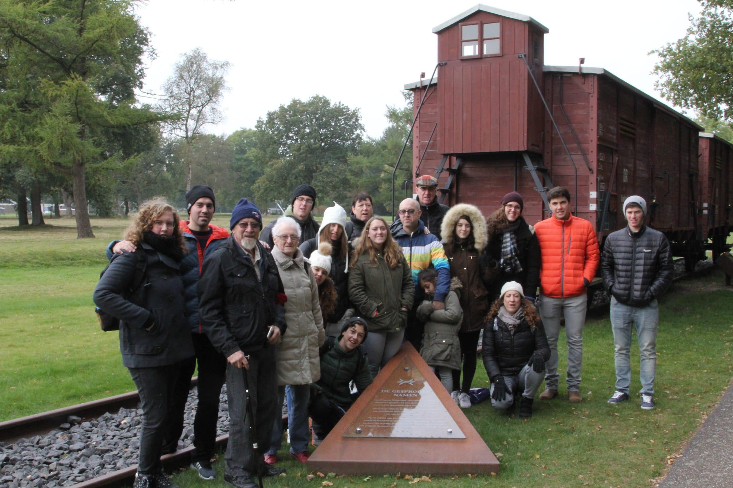 Miriam en Aki en hun kinderen en kleinkinderen in Herinneringscentrum Kamp Westerbork, 2016