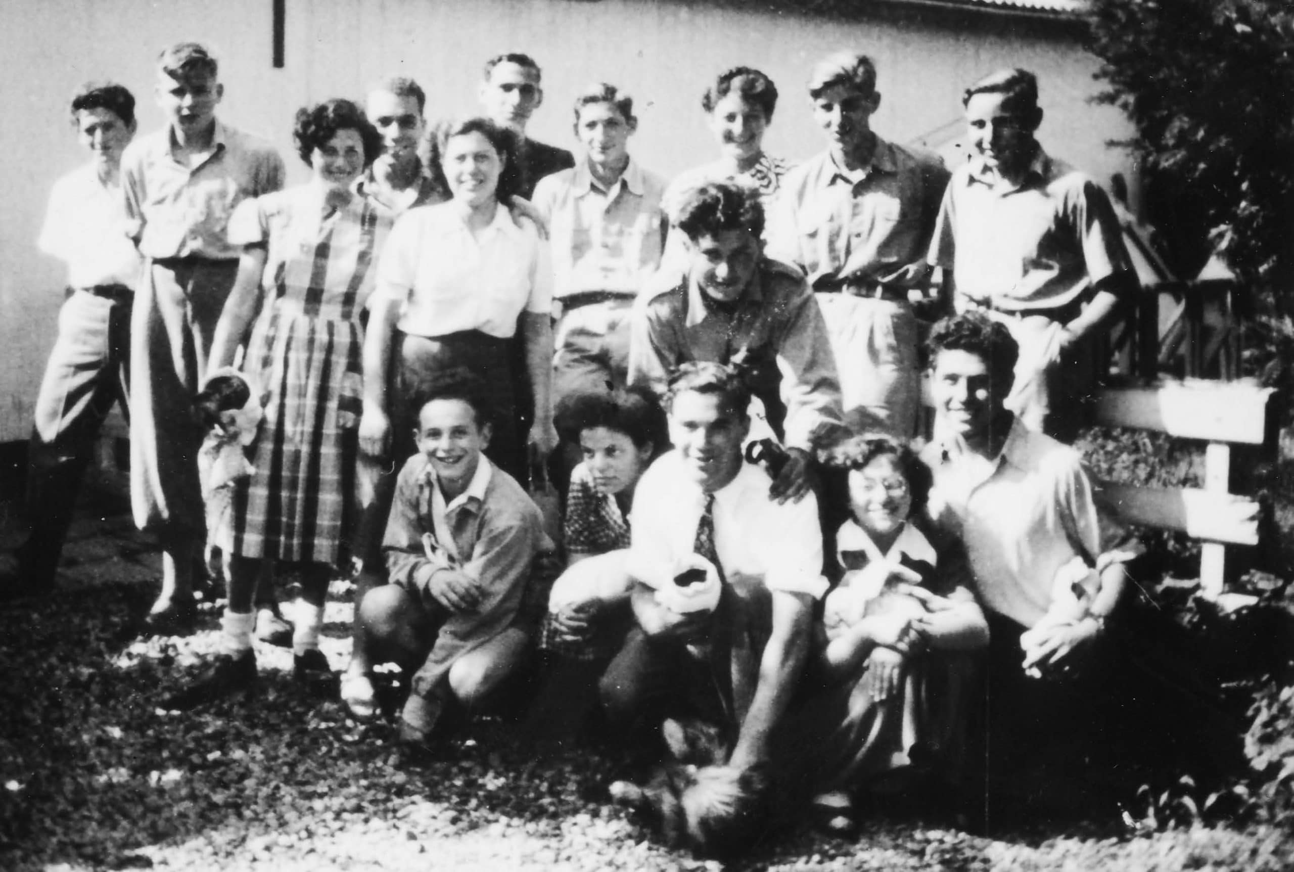 In augustus 1950 ging de eerste Nederlandse gar’ien op aliya. De groep – voornamelijk jonge, ongeschoolde wezen uit de hachsjara’s in Deventer, Gouda en ’s-Graveland onder leiding van Simon Vega – vertrok na maandenlange voorbereiding vanaf Amsterdam CS en scheepte in Marseille in naar Israël.