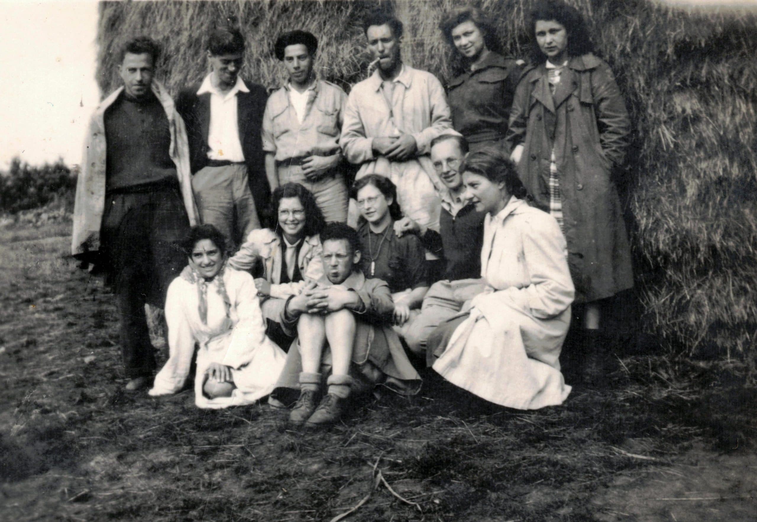 Leiders jeugdkamp in Barneveld, zomer 1946. tweede van linksboven: Shimon, linksonder zittend: Rini en Marty van Collem
