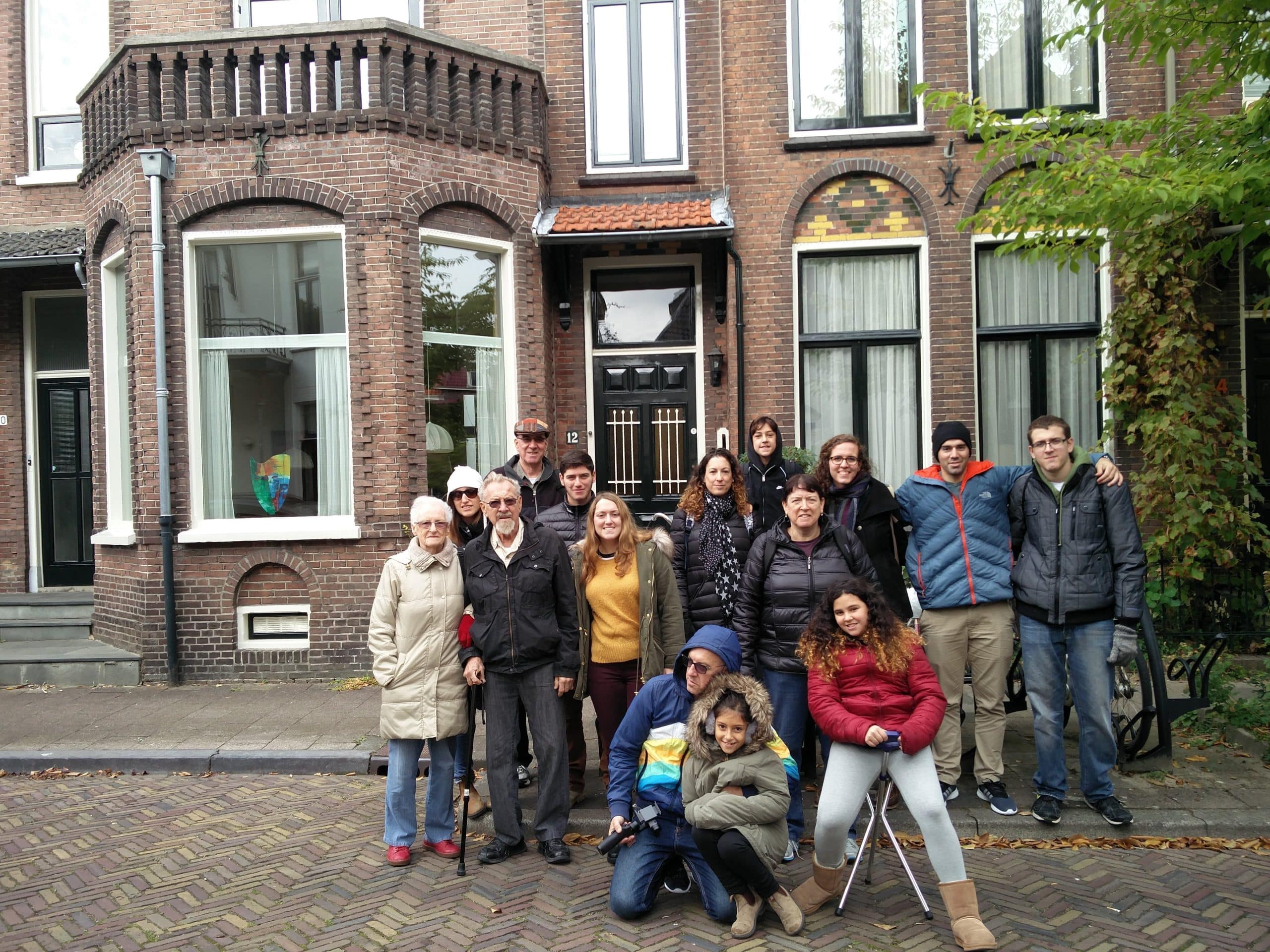 Miriam en Aki en hun kinderen en kleinkinderen voor hun huis in de Van Speijkstraat 12 in Utrecht waar Miriam voor de oorlog heeft gewoond, 2016