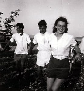 Ed en Carla dansen de hora in kibboets Dovrat