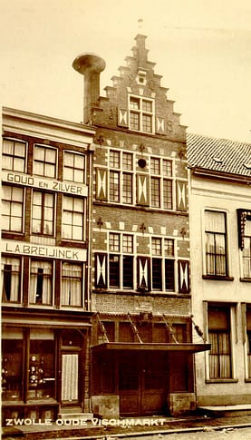 Het huis met de trapgevel (Oude Vismarkt 13) werd in 1908 gebouwd door architect G.G. Post voor de Joodse broers Abraham en Izaak Marcus, slagers uit Dokkum. De winkel bevond zich aan de voorzijde (Diezerstraat 22); het slachthuis, “Yn it Fryske Slachhûs”, stond aan de Oude Vismarkt. Beeld: Beeldbank Overijssel