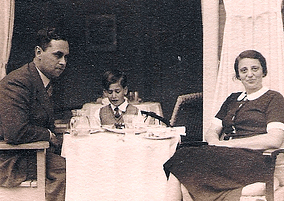 Rob met zijn ouders in Naarden