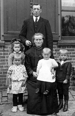 Het volledige gezin van Albert Moes en Hendrika Post. Links staat hun oudste dochter, Johanna Moes.