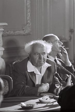 David Ben-Gurion, vergezeld door de Israëlische ambassadeur Hanan Cidor, houdt een persconferentie tijdens zijn officiële bezoek aan Nederland. beeld: GPO