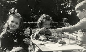 Ruth, David en Gershon Eisenmann spelen in de tuin van hun huis, kort voordat zij onderdoken. 1943. Beeld: USHMM / Ruth Lange