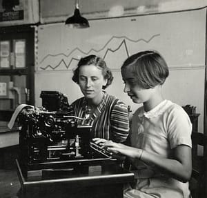 Margalit Lugten leert typen, 1938. US Holocaust Memorial Museum