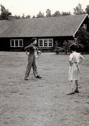 Tikwatenoe-zomerkamp-Lunteren, 1953. Brendele Herzberger geeft ochtendgymnastiek. Beeld: privé-collectie Brendele Herzberger