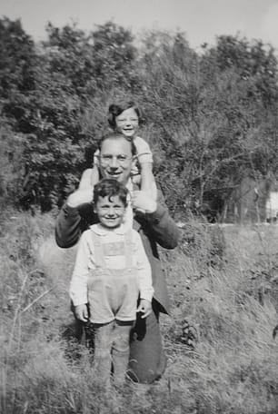 Moosje, vader David and zus Bathsjewa op vakantie in Nederland, 1938