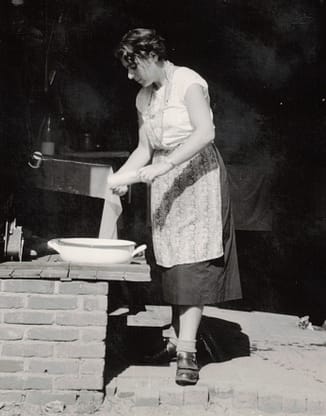 Kitty Deen in de keuken, zomerkamp in Lunteren. Beeld: privé-collectie Brendele Herzberger