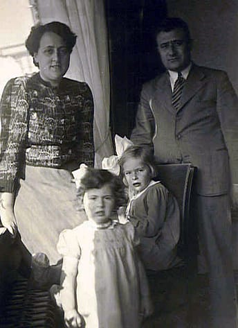 Moeder Esther, Dini, Marianne en vader Phillipus Klein