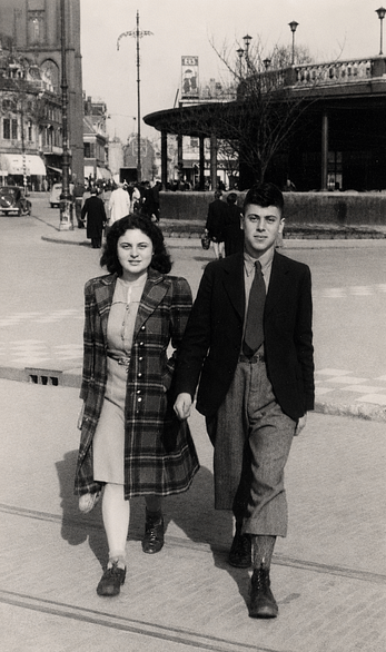 Ina en Ido Nathans op het Velperplein, in kleding gekregen van een Joodse hulporganisatie uit de VS. Beeld: Fotocollectie Gelders Archief