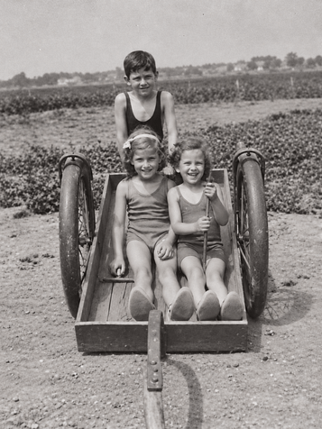 Shlomo met zijn zussen Dora en Roza, 1941