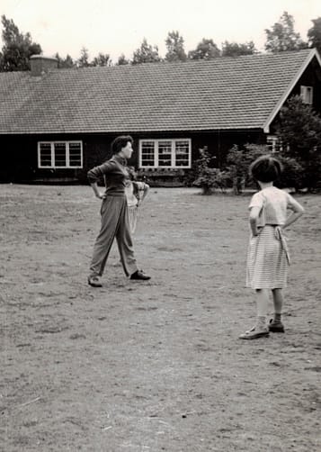 Tikwatenoe-zomerkamp-Lunteren, 1953. Brendele Herzberger geeft ochtendgymnastiek. Beeld: privé-collectie Brendele Herzberger