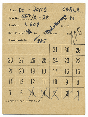 Voedselbon uit Theresienstadt. Wanneer de houder van de bon voedsel ontving, werd dit op die dag met een X afgestreept. De voedselbon staat op naam van Carla; hier wordt zij Carla de Jong genoemd.
