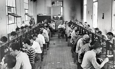 Joodse vluchtelingen aan het werk in de diamantslijperij in Havana, Cuba. beeld: JDC Archives