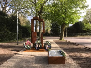 Jaarlijks organiseert de school Laar & Berg bij het Monument voor de Joodse Kinderen een herdenking op het Reitsemaplein. In 2024 vond de herdenking plaats op 17 april. Beeld: Historische Kring Laren
