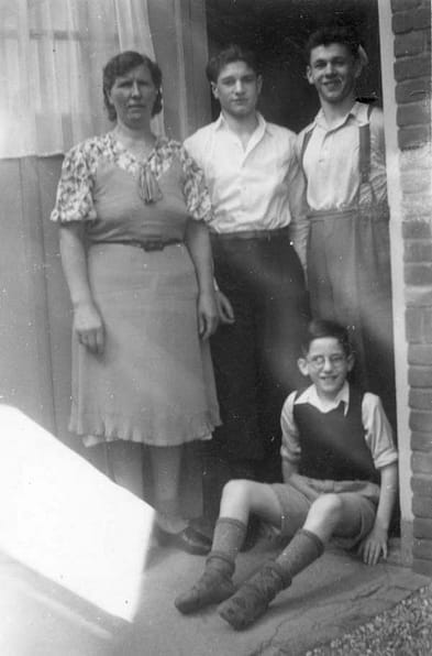 Petronella Peppelman en haar zus Truus samen met Frits, Rolf en Harry Nihom.Beeld: Yad Vashem