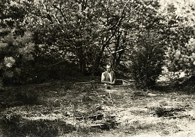 Een ingang tot een ondergrondse schuilplaats in het Pas Op-kamp. Beeld: Ghetto Fighters House Archives