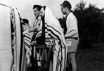 Bne Akiwa-zomerkamp, 1951. Eli Toren met talliet. Beeld: privé-collectie Bram Ge’alel
