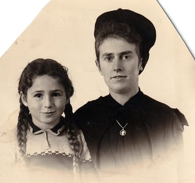 Chawa met onderduikmoeder Dina. Dina is in het zwart gekleed omdat haar zoon Bernhard in Duitsland is omgekomen.