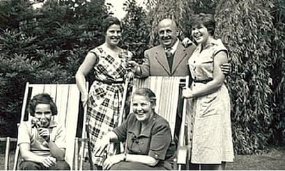 Cecilia, Leentje, Eva, Felix en Hanneke in de tuin in Wassenaar, circa 1956. Beeld: Tikotin Museum of Japanese Art / Leentje Drukker-Tikotin