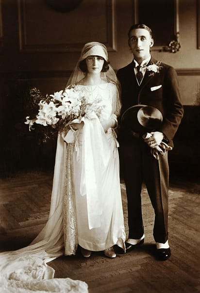 Halfzus van Niesje: Ariana Waterman met Alftred Garrets op hun trouwdag in England, jaren twintig. Beeld: Yad Vashem / 13340