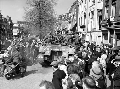 Crowd welcoming The Stormont, Dundas and Glengarry Highlanders to Leeuwarden, 16 April 1945. Beeld: Lieut. Donald I. Grant / Canada. Dept. of National Defence / Library and Archives Canada / PA-131566