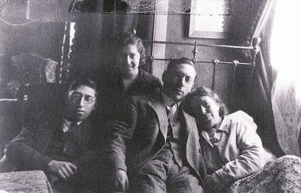 Oma Betje in haar ziekbed vlak voor haar overlijden. Van links naar rechts: Lion, vader David, moeder en oma Betje, 1932.