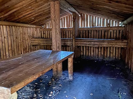 Binnenkant nagebouwde hut in Het Verscholen Dorp, Vierhouten, 2021. Beeld: Annemarie Smit, Ishetnogver.nl.