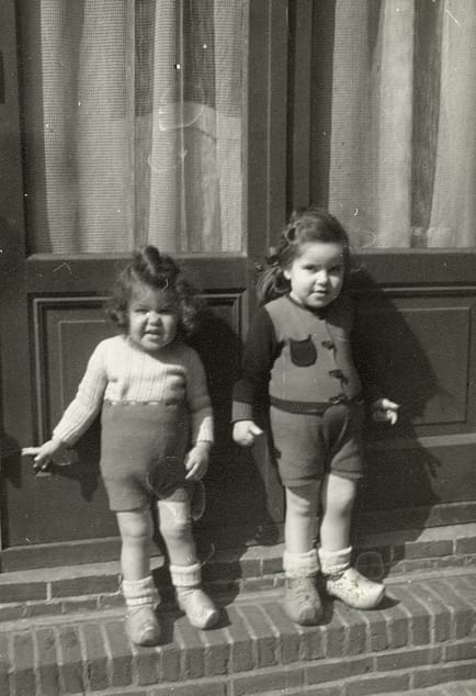 Johanna en Leentje (rechts) Tikotin poseren op houten klompen op de traptreden van een gebouw, Alphen aan de Rijn, 1941. Beeld: United States Holocaust Memorial Museum / Leentje Drukker-Tikotin