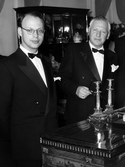 Jacob Stodel en zijn vader Salomon Stodel in 1957, op de Oude Kunst- en Antiekbeurs in Delft.