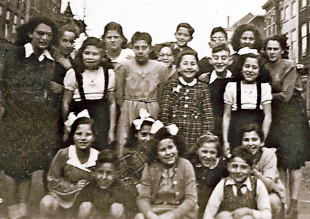 Jeugdgroep Aliya-A. Links: Carla. Rechts: Ernie Bartfeld en Hennie Anholt. Beeld: USHMM
