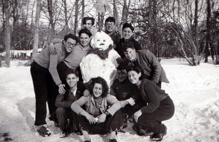 links van de sneeuwpop staat Meir en daarnaast Mordechai Agmon, links zittend: Pinchas Bar Efrat, hachsjara in ’s-Graveland