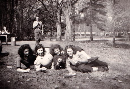 Hachsjara in ’s-Graveland. Sascha zit het meest rechts.