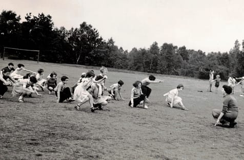 Tikwatenoe-zomerkamp-Lunteren, 1953. Brendele Herzberger geeft ochtendgymnastiek. Beeld: privé-collectie Brendele Herzberger