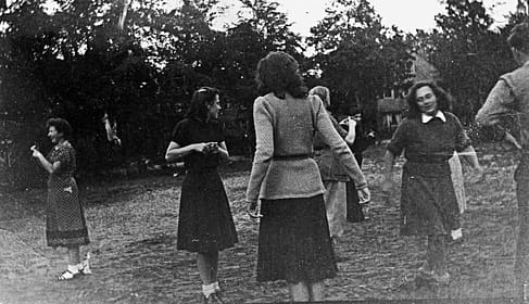 hadderech Hora dansen, rechts Fien