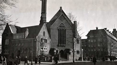 Nederlands Israelitische Synagoge aan de Linnaeusstraat in Amsterdam, 1928. Links: ingang Polderweg. Beeld: Stadsarchief Amsterdam / Internationaal Persfoto Bureau N.V.