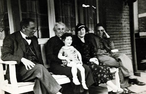 Van links naar rechts: opa Samuel Coster, oma Hendrina Coster met Rina op schoot, moeder Niesje en Nathan Coster. Beeld: Yad Vashem / 13340