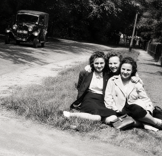 Sellie Lilian-Stodel en Rivka Weinstock tijdens een schoolreisje van de joodse HBS, 1948. Beeld: Collectie Joods Museum, Amsterdam