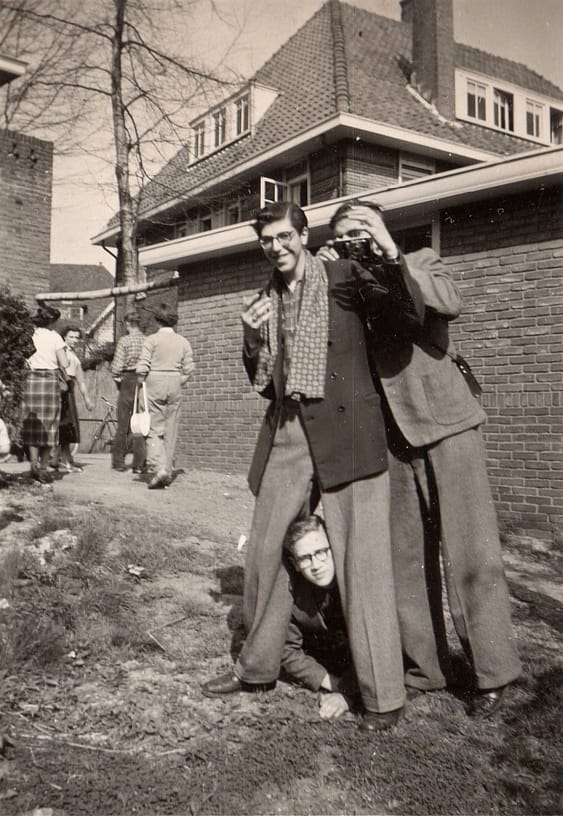 Chaim staat naast Wim Abas met een fototoestel voor zijn gezicht. Tussen de benen van Chaim: Ben Tsion Aluin. beeld: Historische Kring Bussum