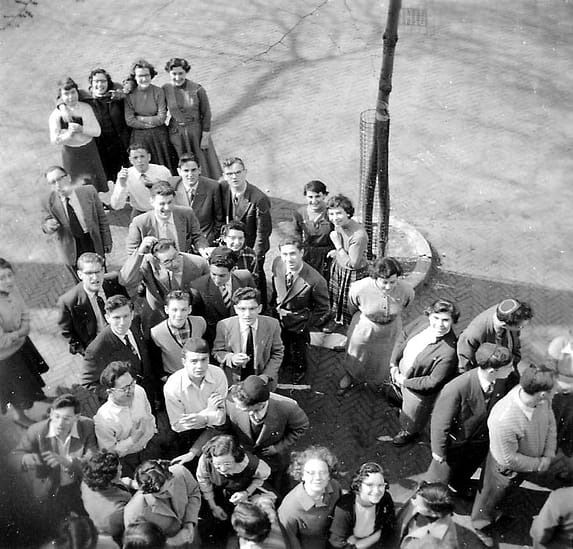 Rashi-conferentie georganiseerd door Hasjalsjelet en Bne Akiwa in Amsterdam, 1953. Dini staat rechts achteraan.