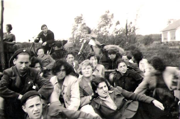 Bne Akiwa, 1950. Mechel Jamenfeld staat achteraan met de fiets. Beeld: Orchidea Jamenfeld