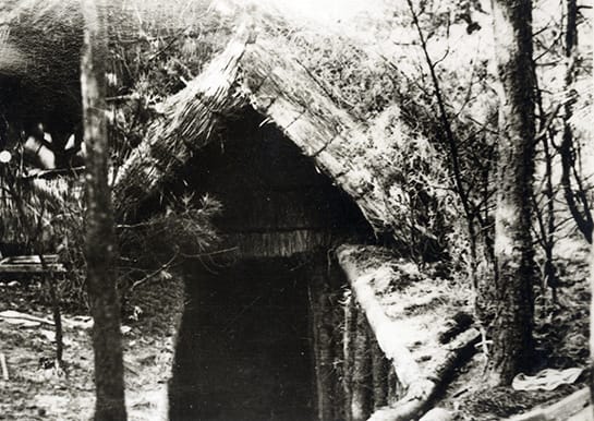 Toegangshut tot een ondergrondse schuilplaats in het Pas Op-kamp. Beeld: Ghetto Fighters House Archive